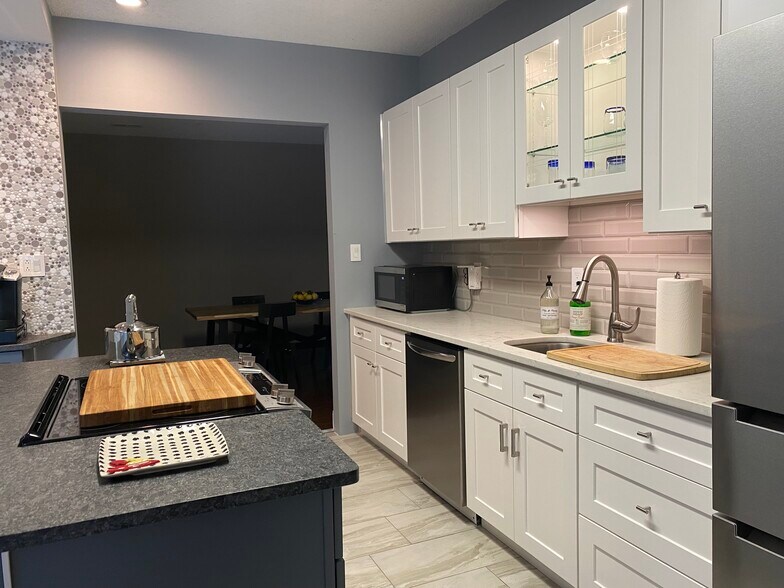 Building Photo - 425 Chanticleer