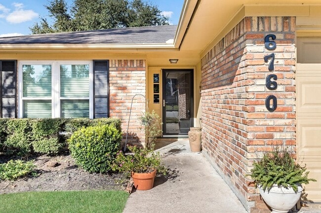 Building Photo - 6760 Gladys Ave