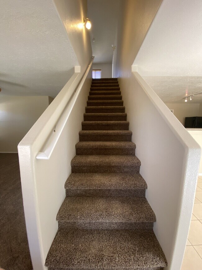 Building Photo - COMMUNITY POOL - LARGE 4 BEDROOM - Master Upstairs