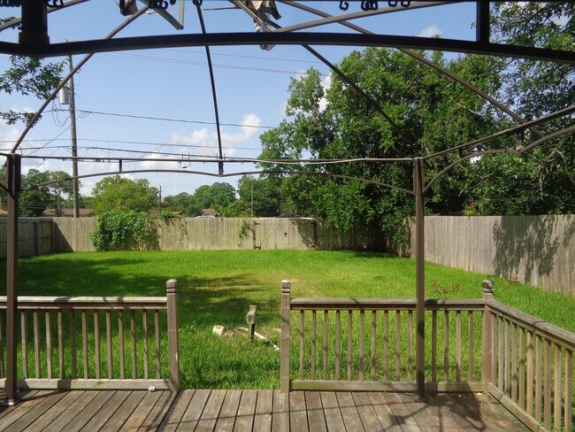 Building Photo - 324 Azalea St