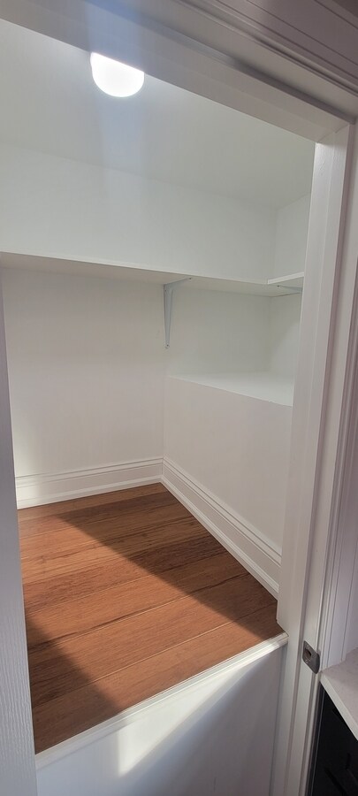 Building Photo - 6119 N Wolcott Ave