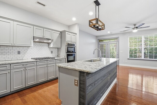 Building Photo - ABSOLUTELY GEORGOUS 2 STORY TOWNHOUSE IN POOL COMMUNITY!