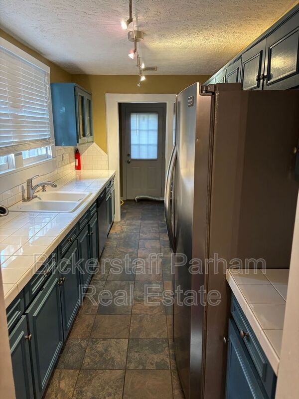 Building Photo - 1221 Owsley Ave