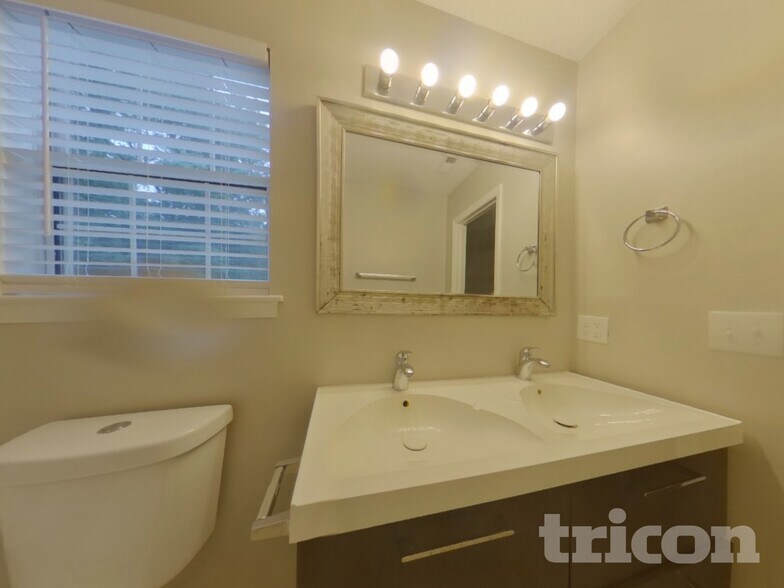 Building Photo - 10007 Northwoods Forest Dr