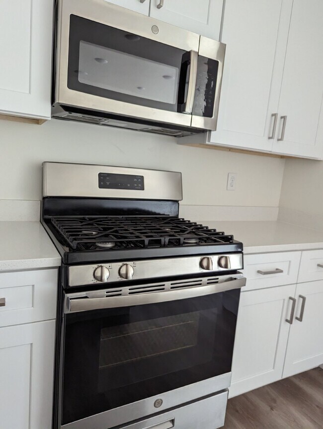 Building Photo - Azalea Townhomes Poolside Living 3 Bed 2.5...