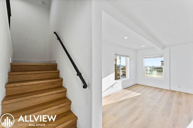 Building Photo - OCEAN VIEWS! Renovated 2 Bed, 2.5 Bath Townhome in San Clemente!