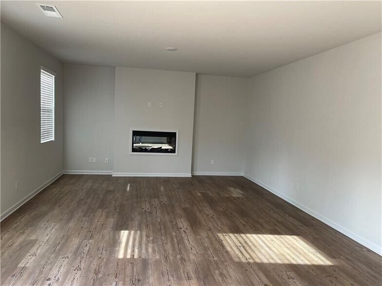 Building Photo - 240 Summerwood Ln