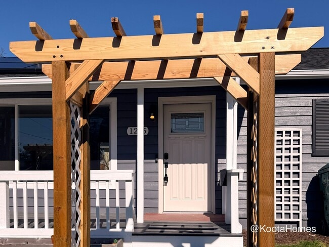 Building Photo - 1215 Skagit St