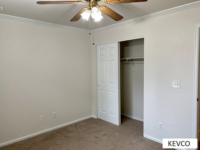 Building Photo - Spacious Townhouse with Central AC