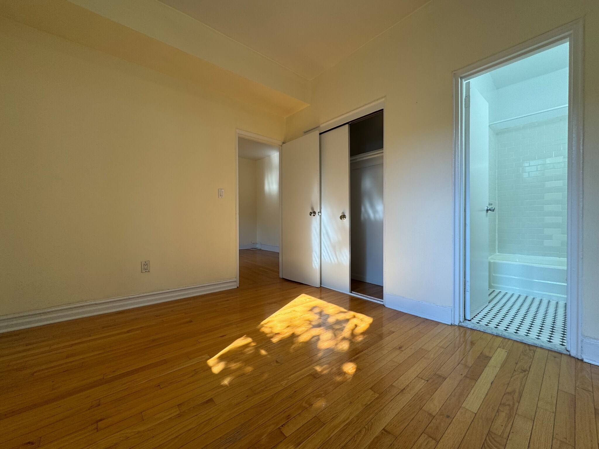 Building Photo - 884 Riverside Dr