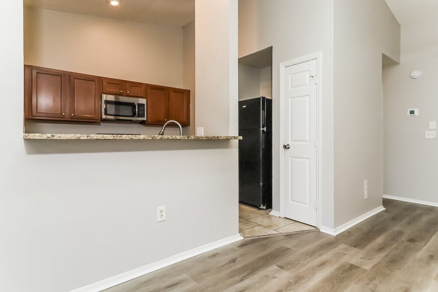 Building Photo - 10935 Livingston Dr