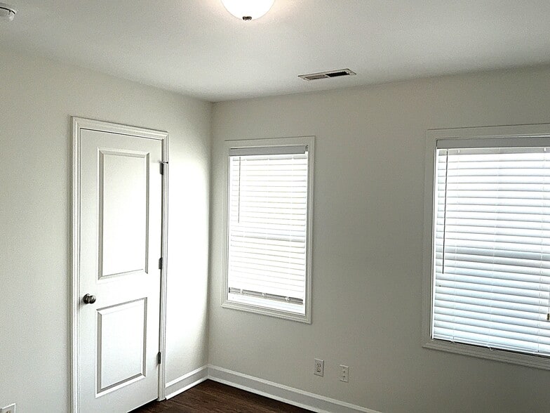 Building Photo - 10 Thornbury Dr