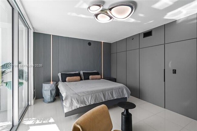 Building Photo - 90 SW 3rd St