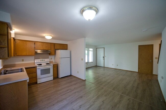 Building Photo - Spacious Townhome with Private Yard Near Lake Stevens!!