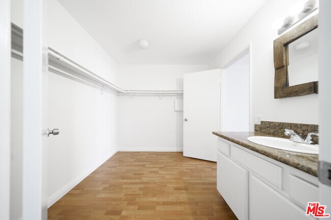 Building Photo - 1425 W 12th St