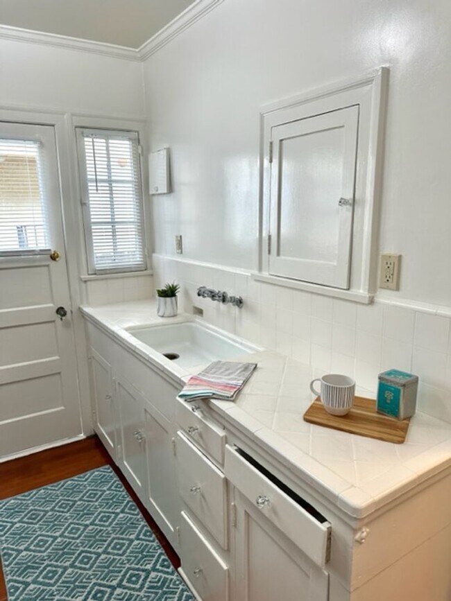 Building Photo - 1417 Bank St