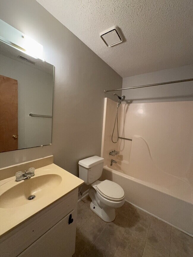 Building Photo - 233 Easy St