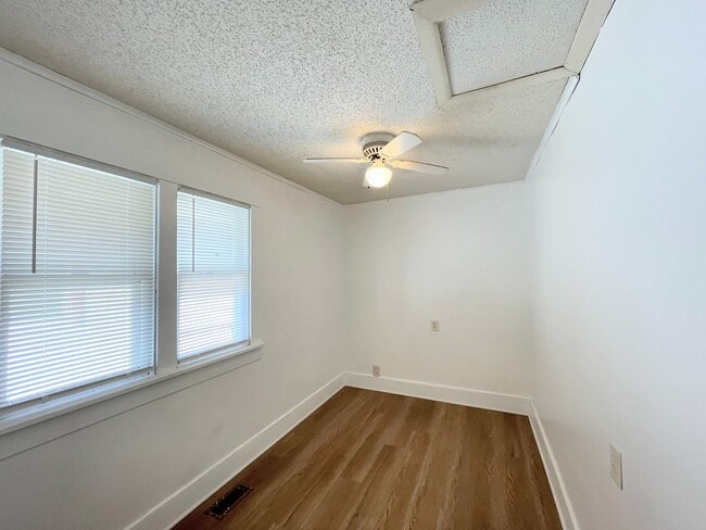 Building Photo - 3 Bedroom 1 Bathroom House