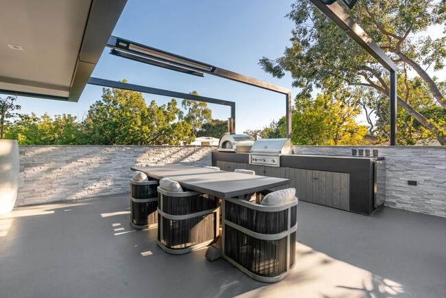 Building Photo - Prestigious Hollywood Hills Home for Rent