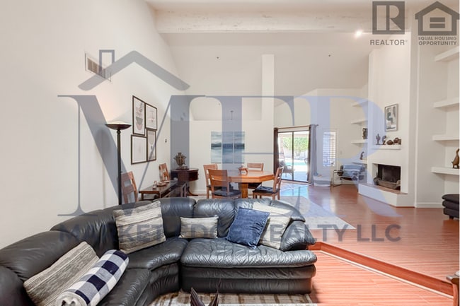 Building Photo - 3Bed/2Bath Furnished Home w/Stunning Backy...