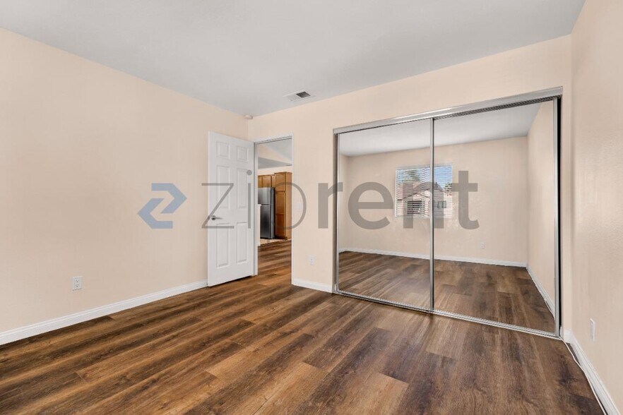 Building Photo - Unit 1008