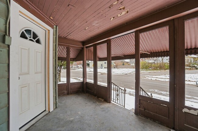 Building Photo - 44 5 Oaks Ave