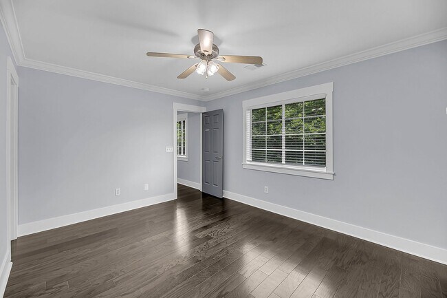 Building Photo - Centrally Located and Beautifully Renovate...