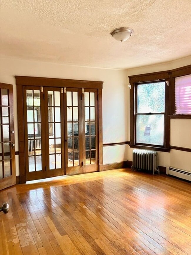 Building Photo - College Rental