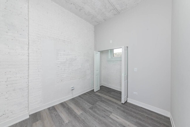 Building Photo - 2000 W 22nd Pl