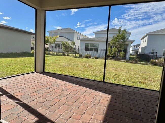 Building Photo - Home For Rent In Saint Cloud with 5 Bedroom/3 Baths