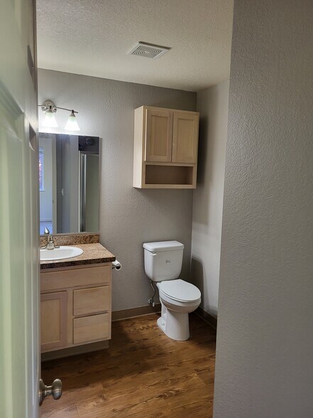 Building Photo - 18400 N Ridge Ct