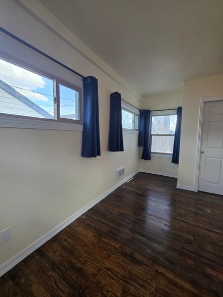 Building Photo - 909 8th St