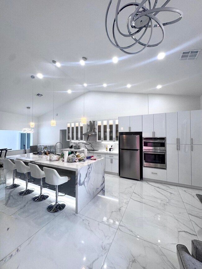 Building Photo - 14618 Temple Blvd