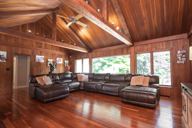 Building Photo - 22 Allen St