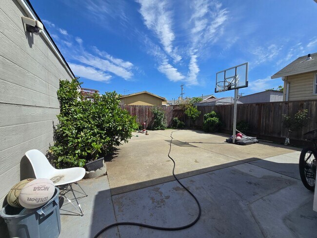 Building Photo - Upgraded Single Story Home in Oakland ....