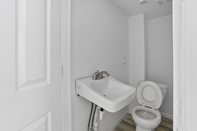 Building Photo - 398-400 N. Maple Ave