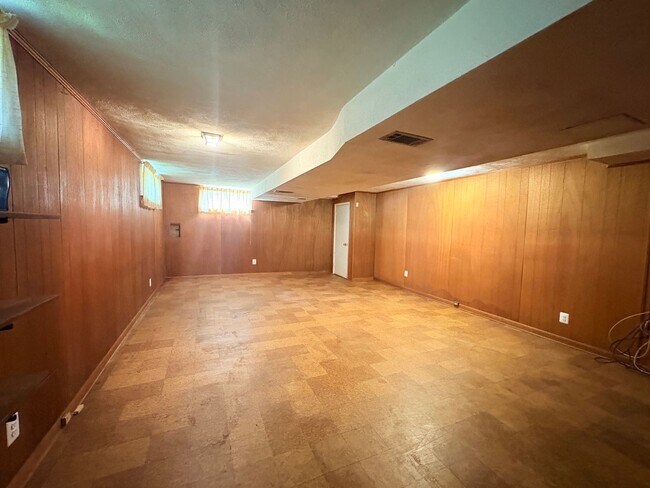 Building Photo - 6192 Northwood Dr
