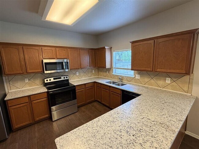 Building Photo - Large 4 bedroom / 2.5 bathroom home in Alamo Ranch