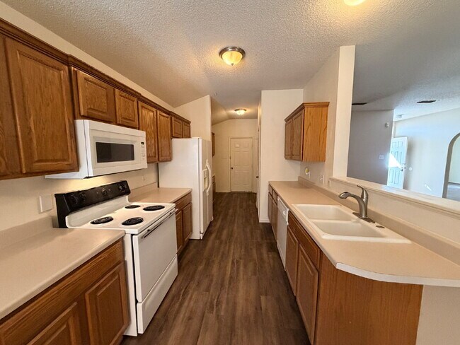 Building Photo - Updated House Located West of Loop 289 & Nearby Take Out!