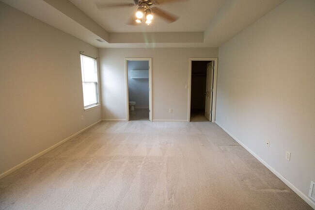 Building Photo - Stunning 3Bed/2BA Home with Dual Living Spaces/Garage