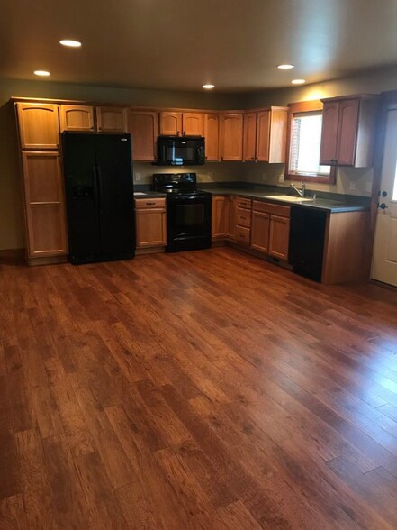 Building Photo - 2025 Lake Hills Dr