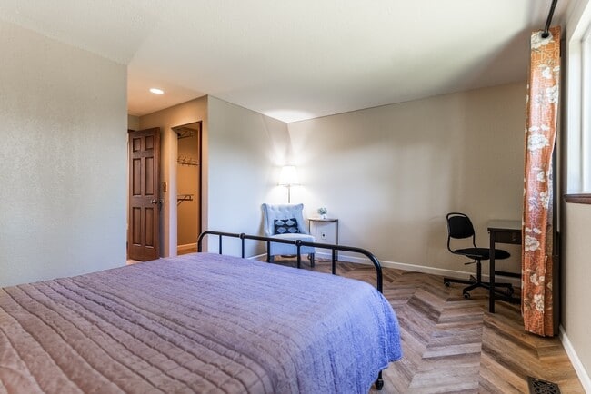 Building Photo - 242 W Lake Sammamish Pkwy SE