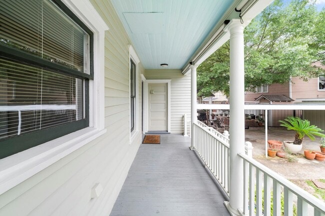 Building Photo - 1651 Cortlandt St