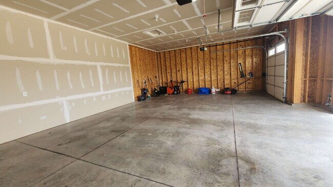 Building Photo - 5 Bedroom, 3 Full Bathroom House with 3 Ca...