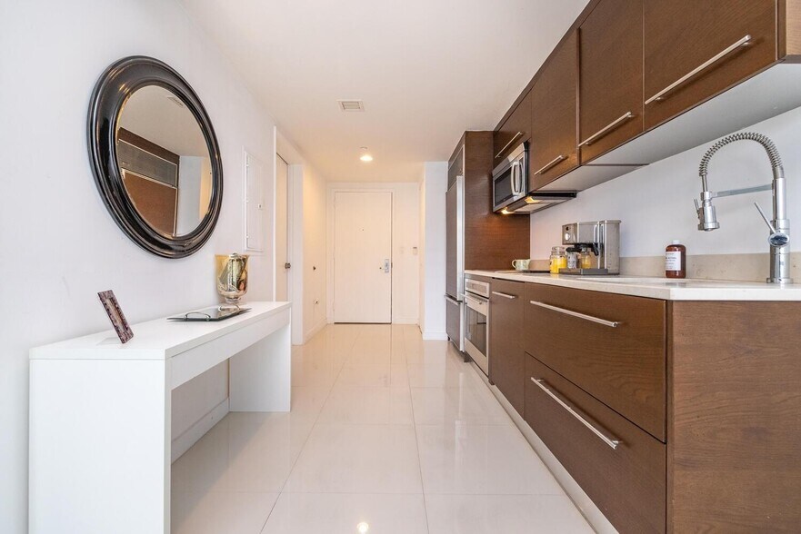 Building Photo - 475 Brickell Ave