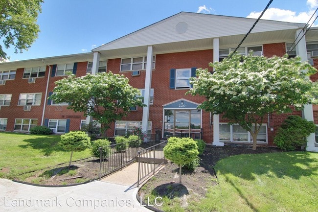 Building Photo - 220 W Sumner Ave