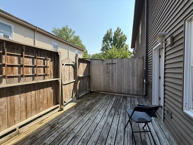 Building Photo - 3 Bedroom Townhome in Woods Edge!