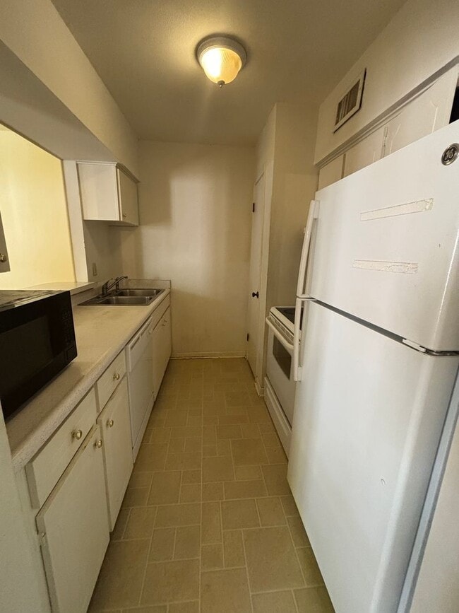 Building Photo - Fairfield Oaks 1 Bedroom Condo in South Highland - Water Included
