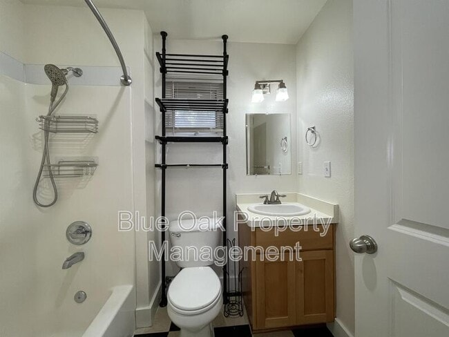 Building Photo - 568 E 4th St