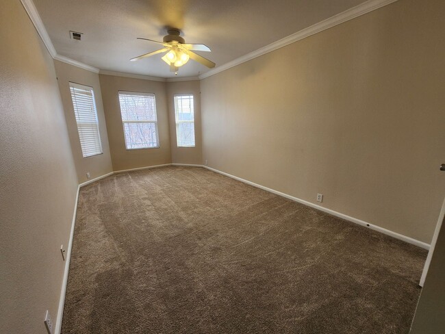 Building Photo - 3 Bed 3 bath house in 80910!